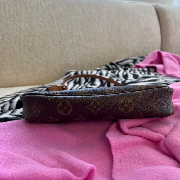 Louis Vuitton Pochettte - Picture 4 of 5